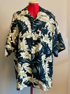 Tommy Bahama - Silk/ linen blend short sleeve button up shirt Size Large